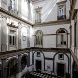 Dai livelli superiori si aprono poi molteplici finestre: sul primo piano le pi� grandi sono decorate con arco a tutto sesto e sorrette da piccole colonne, le pi� piccole sono invece architravate